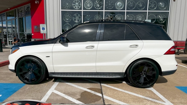 2012 White / Black Mercedes ML350