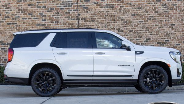 2021 White GMC Yukon Chrome Delete