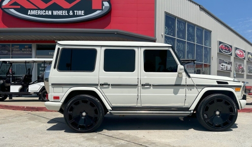 White Mercedes G-Wagon G550