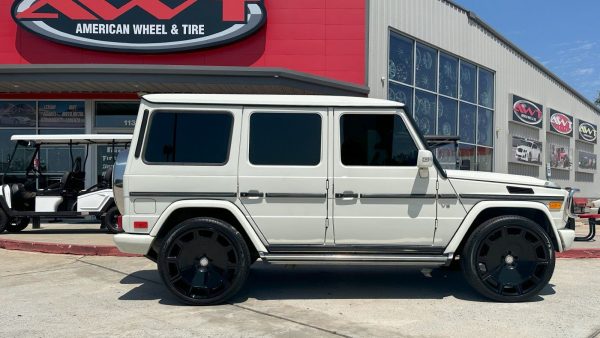 White Mercedes G-Wagon G550